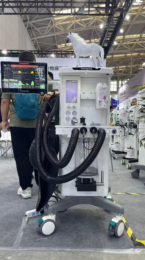M800_Large-Animal_Anesthesia_Workstation_for_Horses_and_Large_Veterinary_Patient_01.jpg M800_Large-Animal_Anesthesia_Workstation_for_Horses_and_Large_Veterinary_Patient_01.jpg